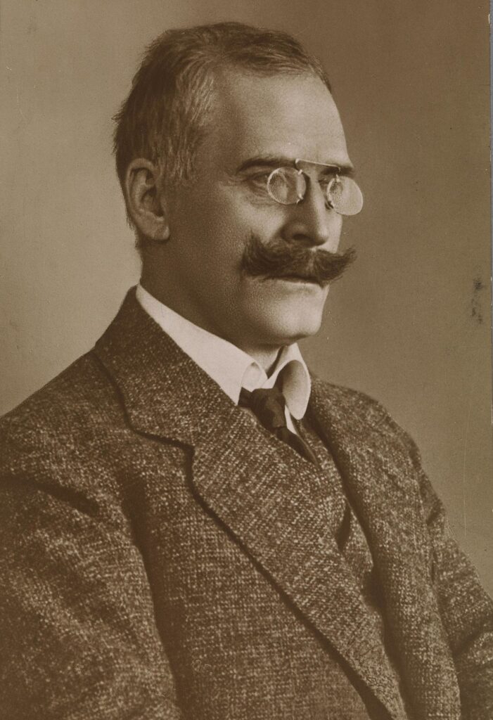 1200px 1495. Knut Hamsun no nb digifoto 20150126 00002 bldsa HA0239 cropped