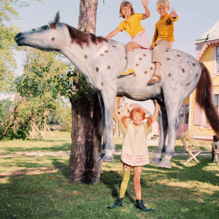 Pippi lyfter Lilla Gubben - Poster A4