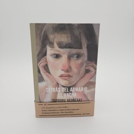Detrás del armario, el hacha